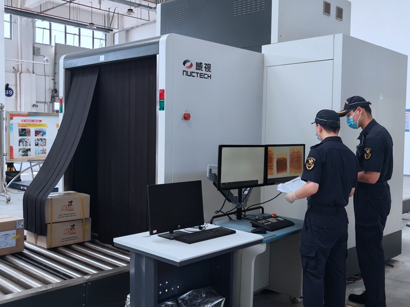 3月28日,海口海关所属洋浦海关关员对第六届中国国际消费品博览会首批货物进行验放。曹琳佩摄