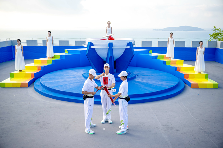 三亚亚沙会火炬传递在三亚湾举行。第六届亚洲沙滩运动会组委会供图