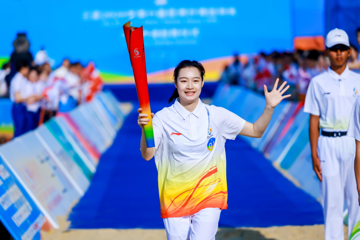 三亚亚沙会火炬传递在三亚湾举行。第六届亚洲沙滩运动会组委会供图