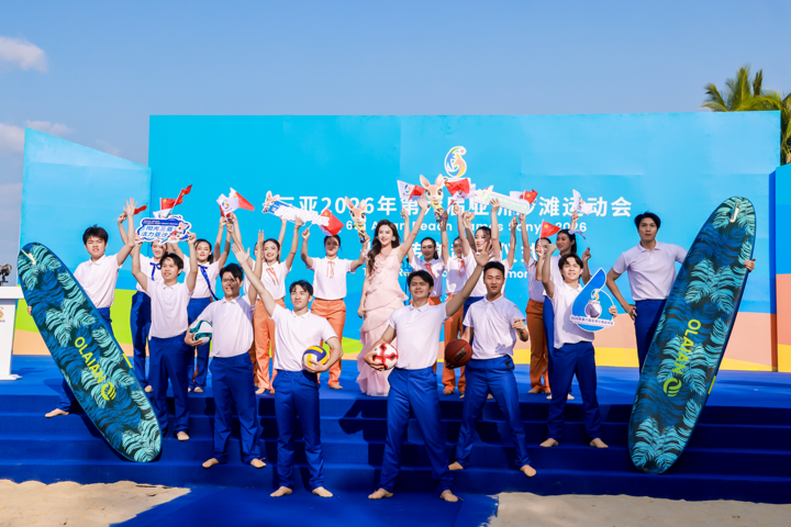 三亚亚沙会火炬传递在三亚湾举行。第六届亚洲沙滩运动会组委会供图