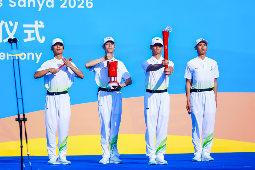 三亚亚沙会火炬传递在三亚湾举行。第六届亚洲沙滩运动会组委会供图