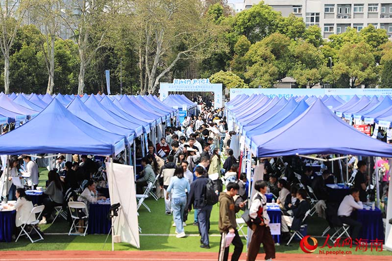 双选会现场人流如潮。人民网记者 牛良玉摄.jpg