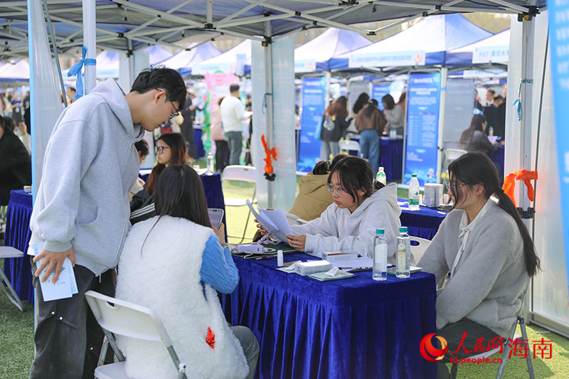 用人单位与求职者正在进行交流。人民网记者 牛良玉摄