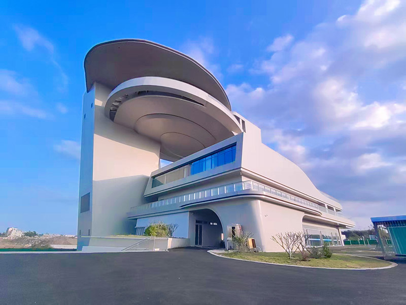 海南新能源汽车体验中心环岛首发驿站项目通过竣工验收。中建二局供图