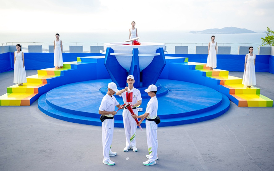 三亚亚沙会火炬传递在三亚湾举行