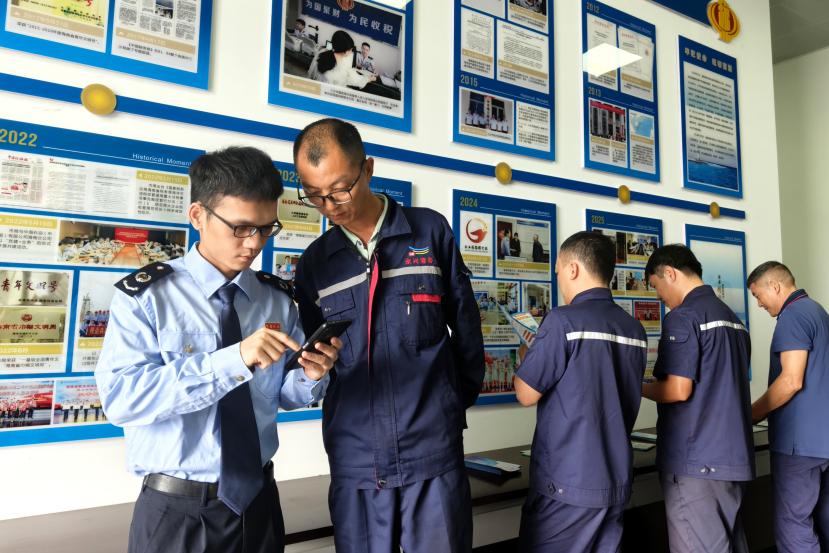 三沙市税务局在永兴岛设立税收宣传角，开展长护险政策讲解与个税汇算入户辅导。