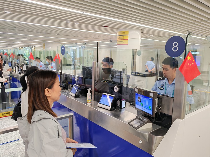 美兰边检站执勤民警为入境旅客办理通关手续。聂志锋摄