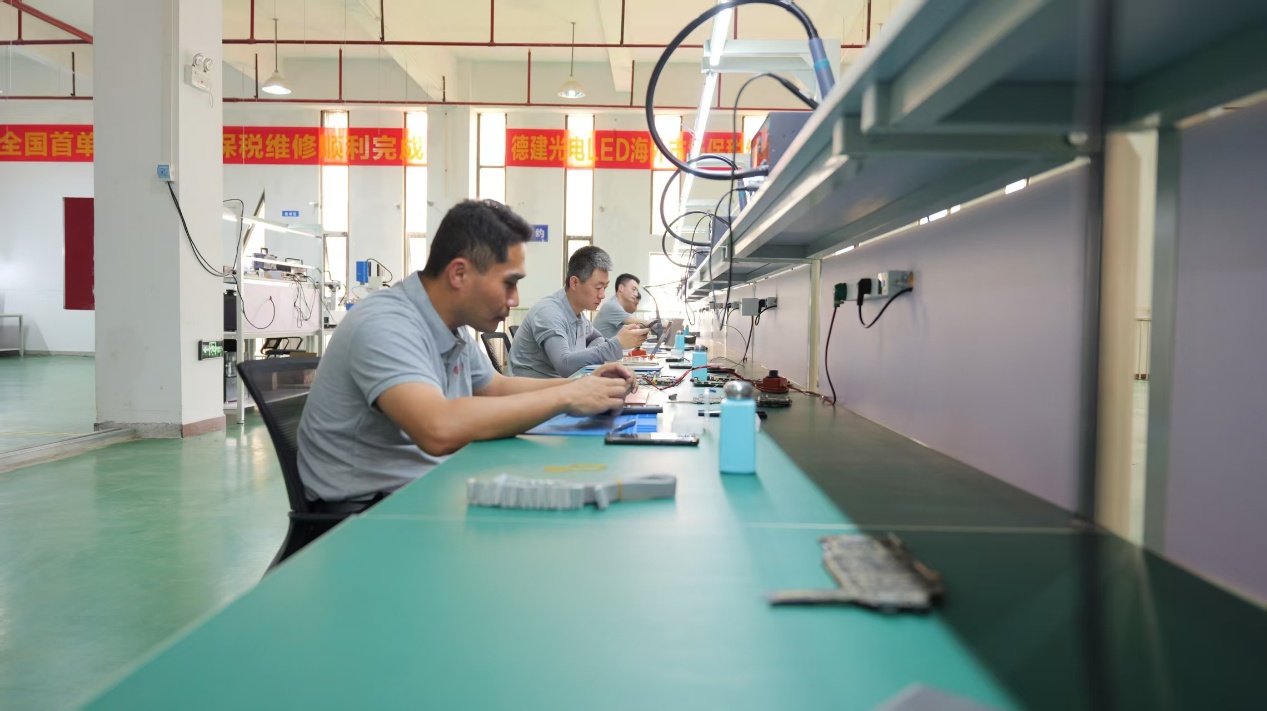 司龙氏（海南）科技有限公司的工程师在进行维修业务。海口综保区供图