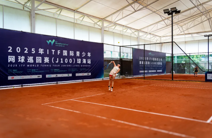 2025年ITF琼海站赛场，女选手红土挥拍追逐网球梦想。琼海市融媒体中心供图