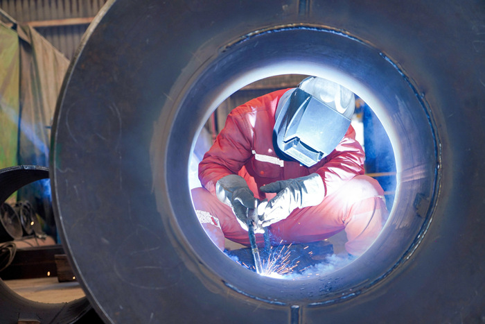 我国首个海上注碳增气技术示范应用项目海上平台开工建造，现场施工场景。中国海油供图