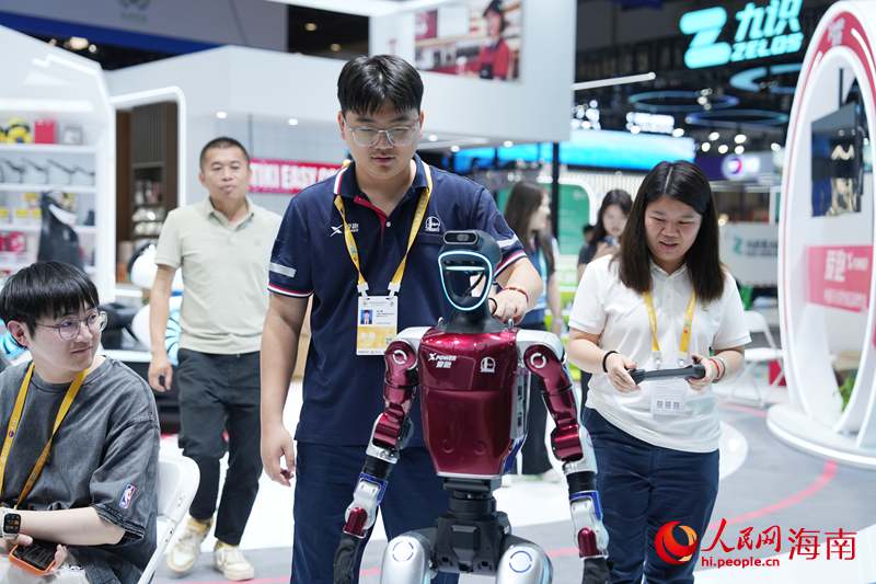 工作人员正在调试机器人。人民网记者 符武平摄 