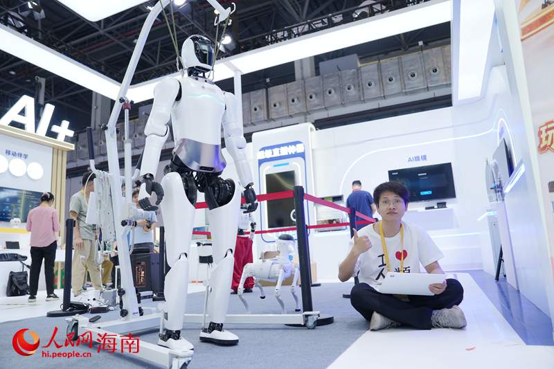 工作人员正在调试机器人。人民网记者 符武平摄