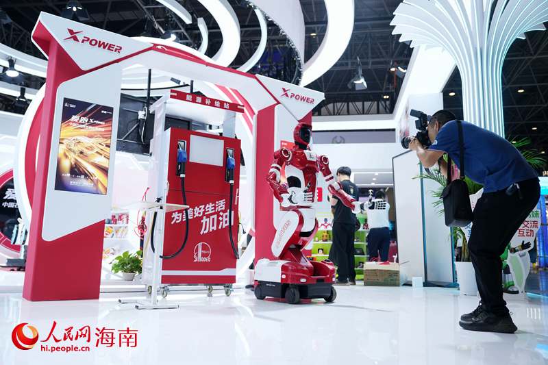 智能加油机吸引媒体记者关注。人民网记者 符武平摄
