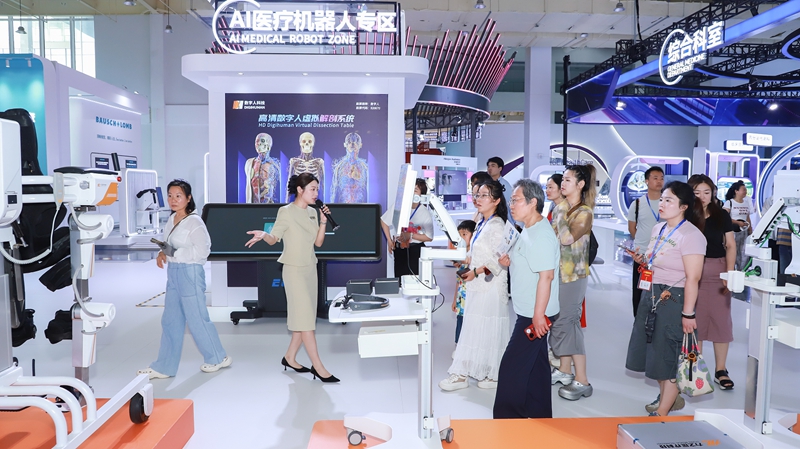 游客在参观展览。乐城先行区供图