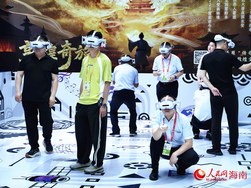 观众通过头戴设备“穿越”至敦煌石窟，实现跨时空的沉浸体验。人民网 符泽民摄