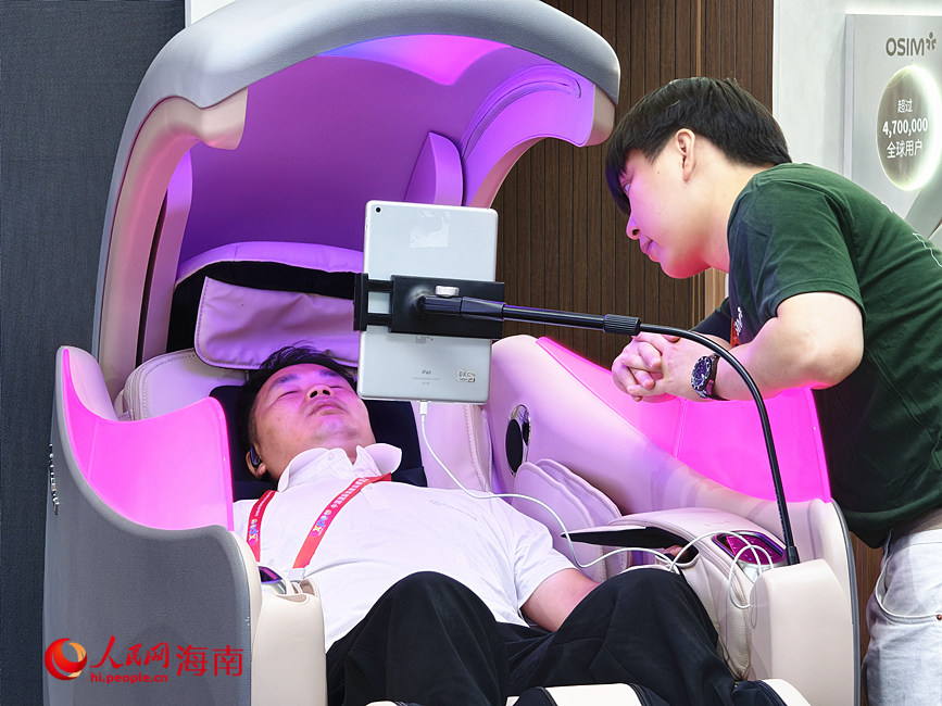 AI按摩椅为观众带来沉浸式康养体验。人民网 符泽民摄