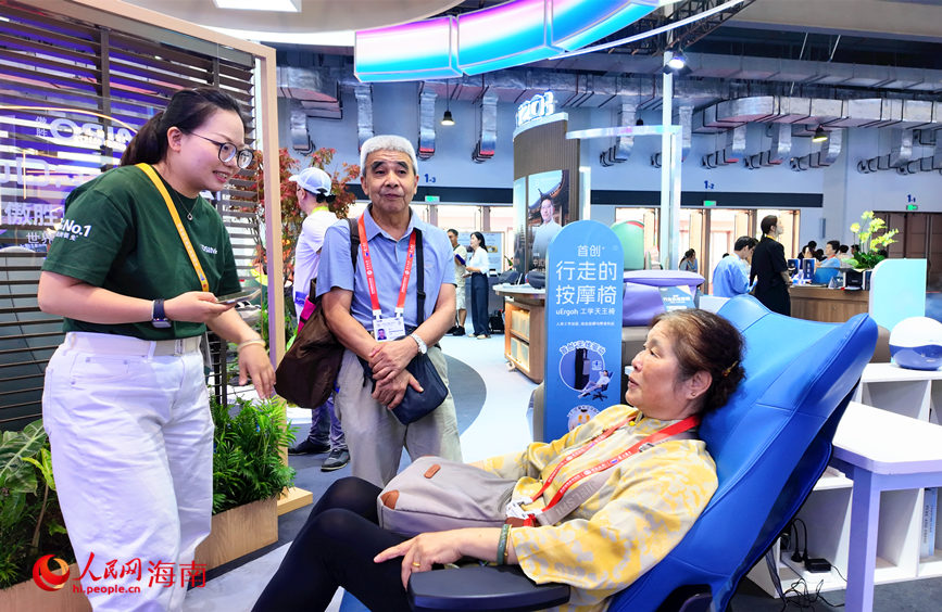 傲胜的按摩椅深受观众喜爱。人民网 符泽民摄
