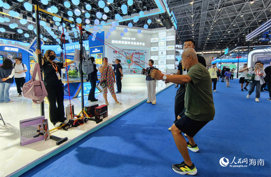 “众和万联·体育”主题展台的拉力轮挑战吸引观众与客商驻足参与。人民网 符泽民摄