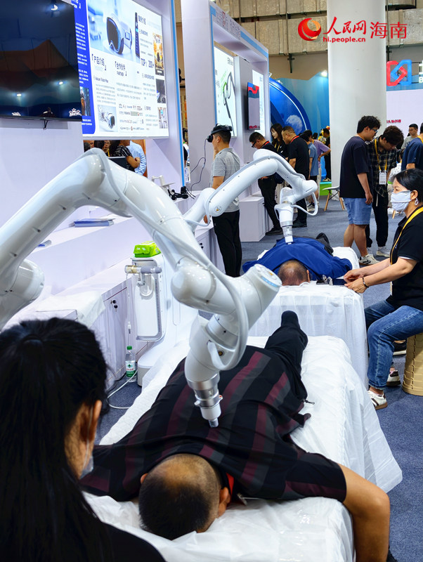 8号馆内的智能按摩、理疗机器人让观众体验感受到科技对生命的守护与赋能。人民网 符泽民摄