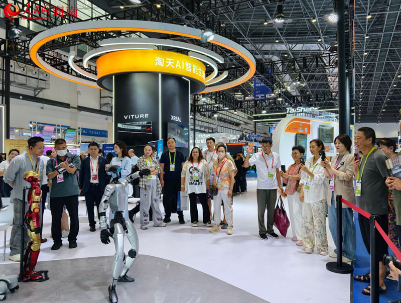 第六届消博会现场，观众在拍摄跳舞表演的机器人。人民网 符泽民摄