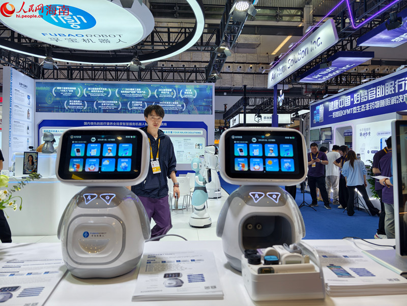 智能康养陪伴机器人亮相第六届消博会。人民网 符泽民摄 