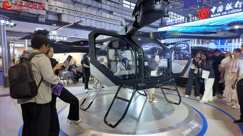 AI重新定义出行方式，全球首款陆空两栖分体式飞行汽车“陆地航母”亮相。人民网 刘杨摄