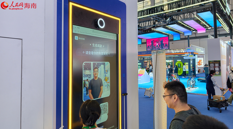 第六届消博会现场，观众在AI+拍照馆体验。人民网 符泽民摄