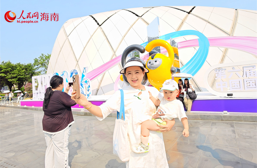 观众在第六届消博会主会场留影。人民网 符泽民摄