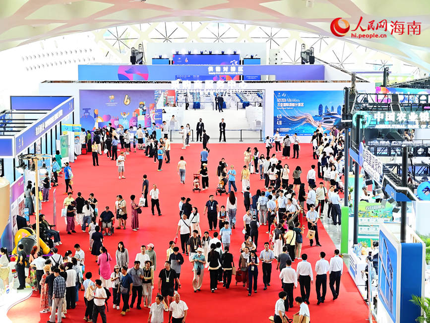 4月16日，在海口拍摄的第六届消博会首个社会公众开放日现场。人民网 符泽民摄