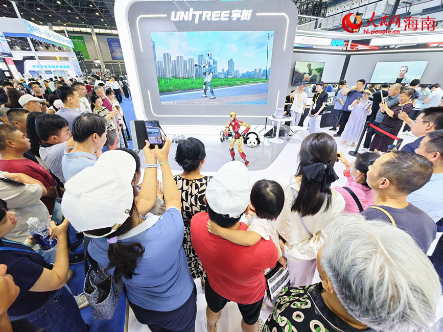 宇树科技展台带来的人形机器人与四足机器狗吸引了不少参观者驻足互动。人民网 符泽民摄