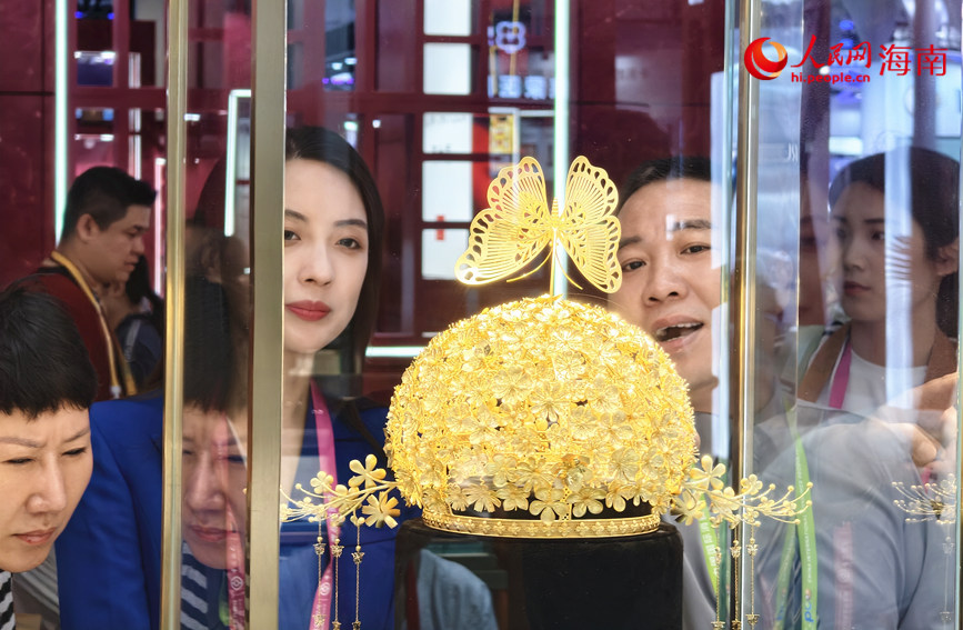 4月16日，参观者在第六届消博会主会场欣赏黄金饰品《繁花秘境》花冠。人民网 符泽民摄