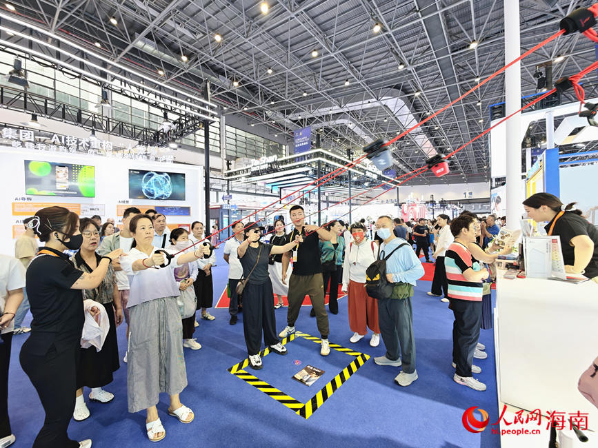 参观者在体育消费展区挑战拉力轮。人民网 符泽民摄