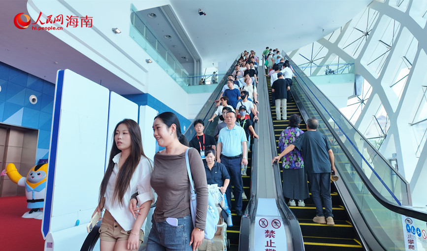 第六届消博会迎来公众开放日，不少市民前来观看展览。人民网 刘杨摄