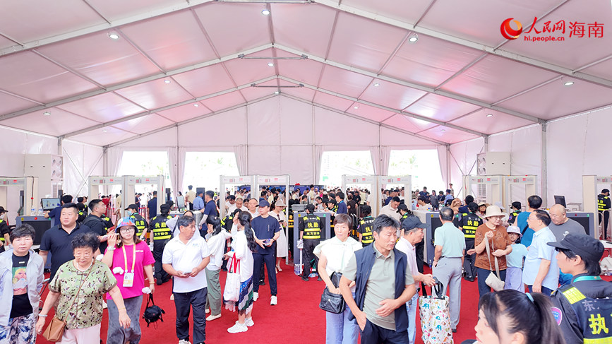 4月16日，一大早就有不少市民排队进入展馆看展览。人民网 刘杨摄