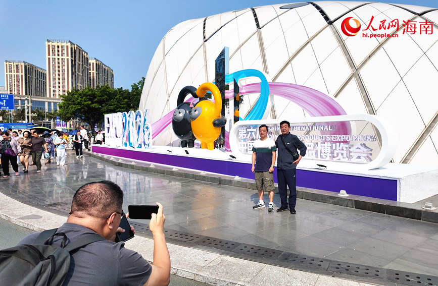 4月16日，观众在第六届消博会主会场留影。人民网 刘杨摄