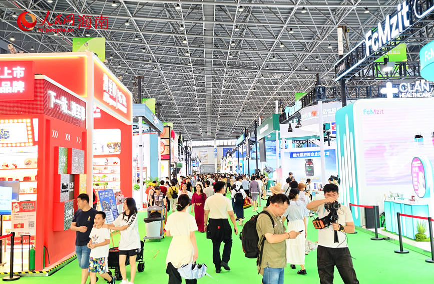 4月16日，第六届消博会迎来社会公众开放日，众多市民、客商来到主会场海南国际会展中心参观。人民网 符泽民摄