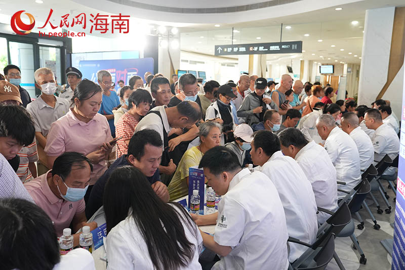 市民游客在海南省肿瘤医院免费义诊。 人民网记者 孟凡盛摄