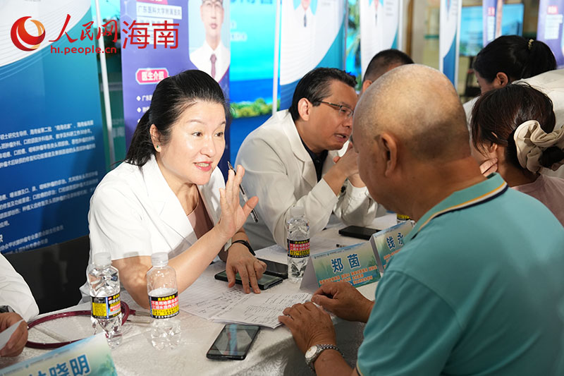 医生在给市民进行义诊。 人民网记者 孟凡盛摄