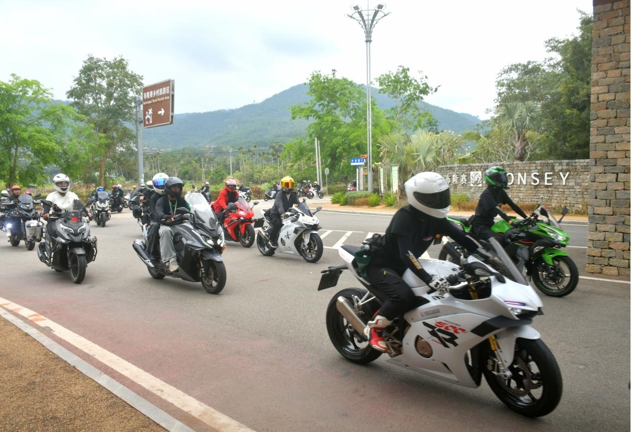 骑手们骑行途中。何美娴 摄