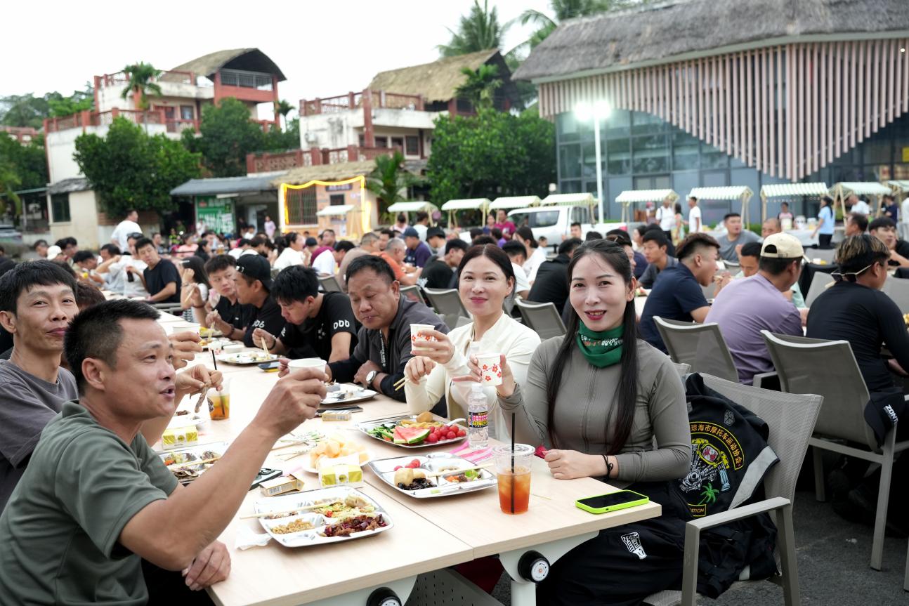 机车骑行活动长桌宴环节。徐世国 摄