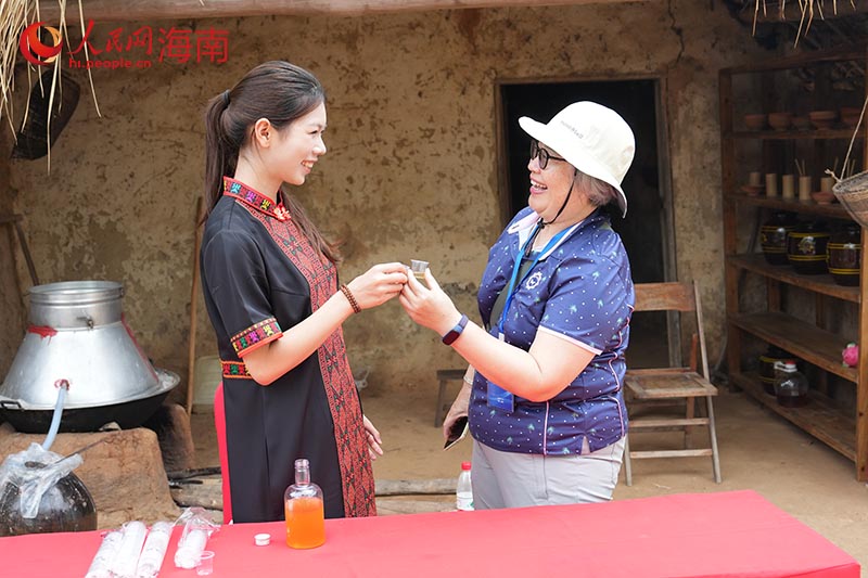 游客体验山栏酒。 人民网记者 孟凡盛摄