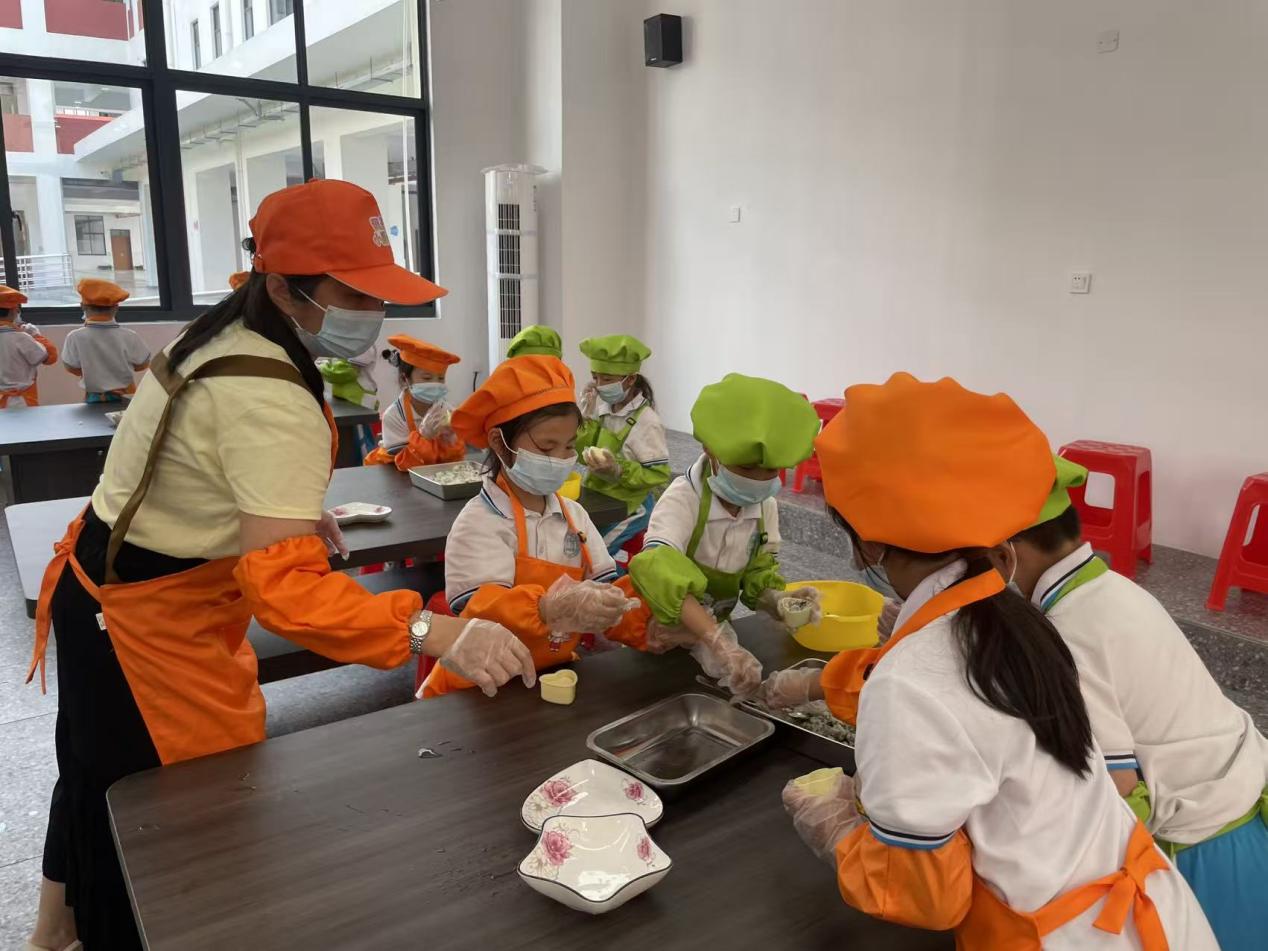 小学生们开展“食育教室”活动。主办方供图