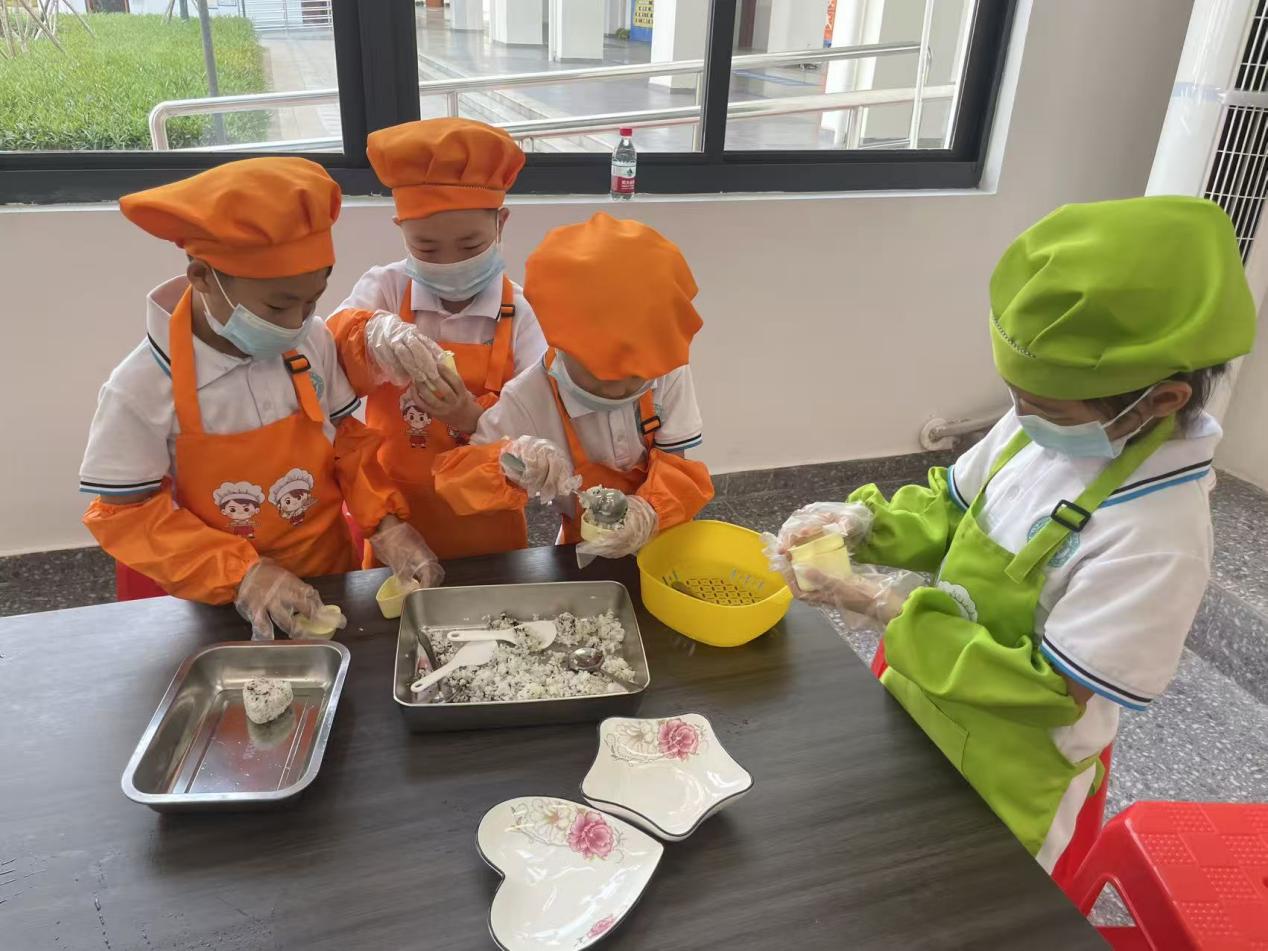 小学生们开展“食育教室”活动。主办方供图
