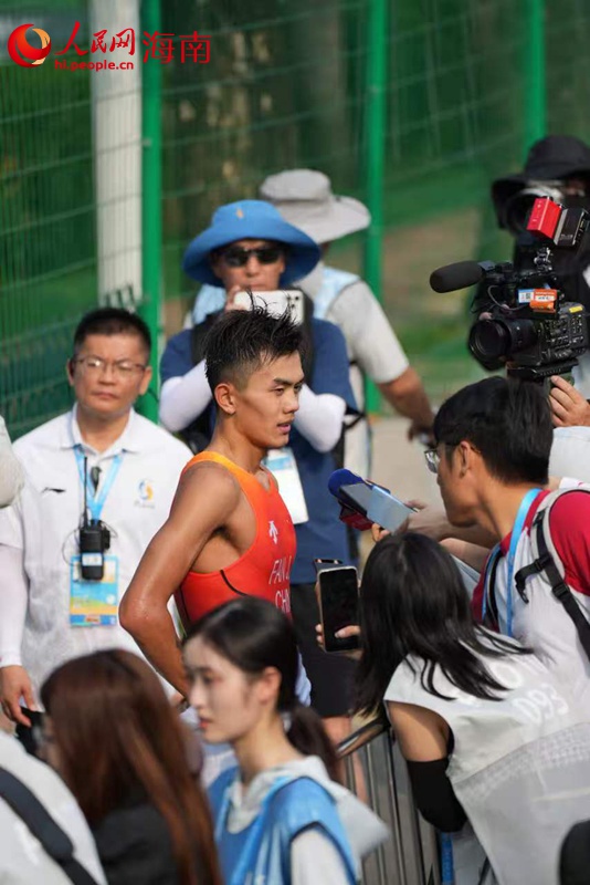 中国选手范俊杰斩获三亚亚沙会首金。人民网记者孟凡盛摄