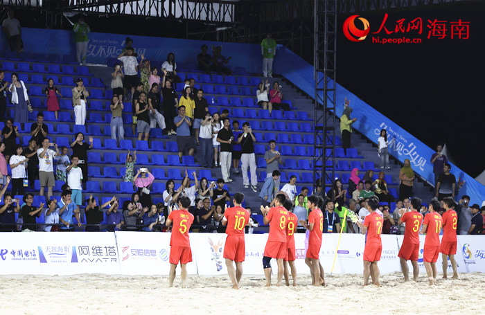 4月26日，第六届亚洲沙滩运动会沙滩足球男子小组赛比赛现场。实习生 王忠华摄