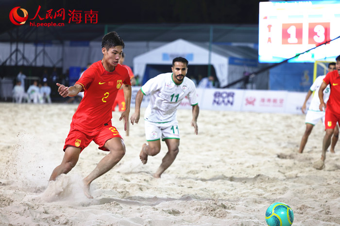 4月26日，中国队球员林靖翔（左）在比赛中拼抢。实习生 王忠华摄