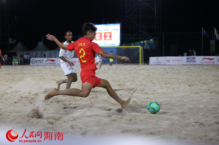 4月26日，中国队球员林靖翔（右）在比赛中拼抢。实习生 王忠华摄