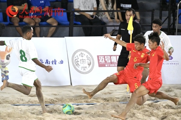 4月26日，第六届亚洲沙滩运动会沙滩足球男子小组赛比赛现场。实习生 王忠华摄