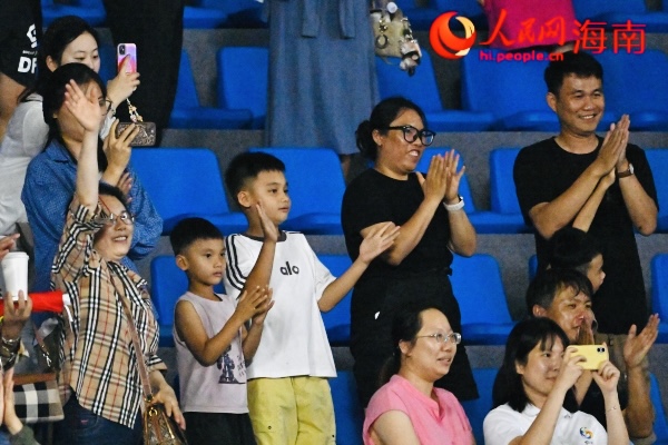 4月26日，第六届亚洲沙滩运动会沙滩足球男子小组赛中，观众起身鼓掌。实习生 王忠华摄