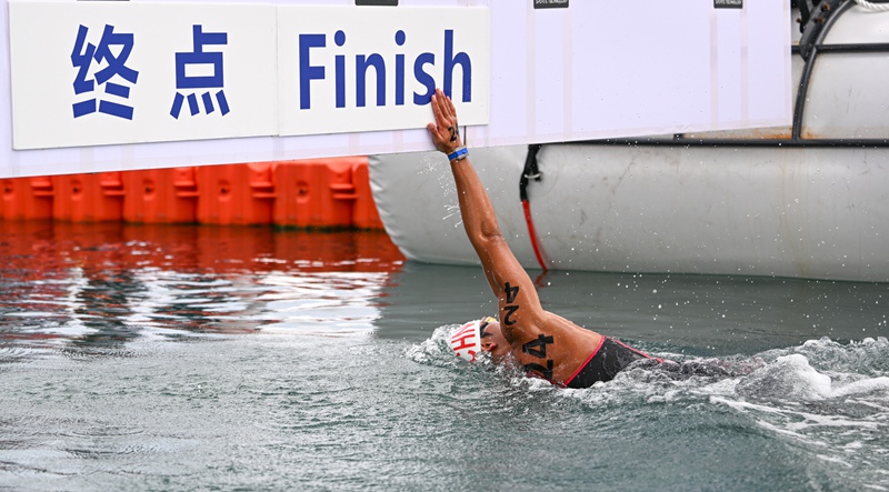 4月27日，中国队第四棒选手张子扬在比赛中抵达终点。三亚亚沙会执委会供图